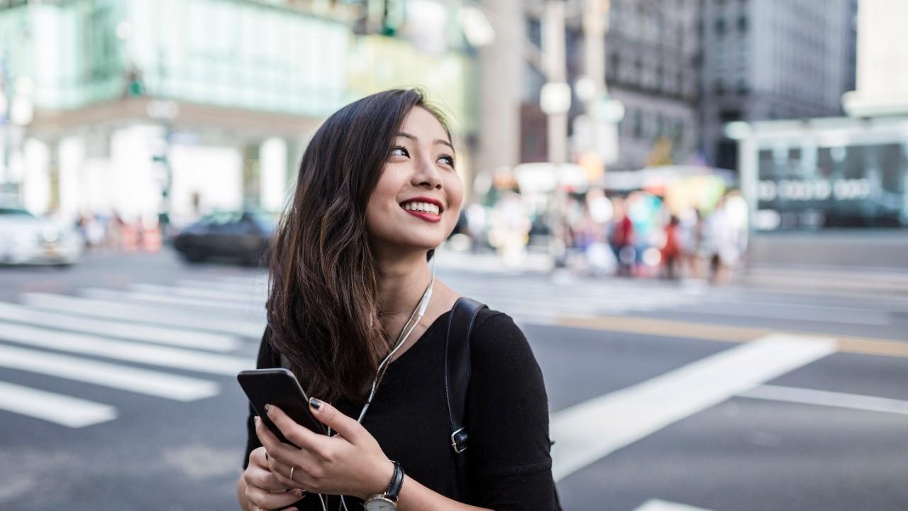 时尚年轻的亚洲女人在曼哈顿的街道上通勤(旅行, 孙悟空, 切换,旅游, 步行街,city life)